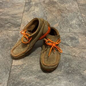 Youth twisted X shoes